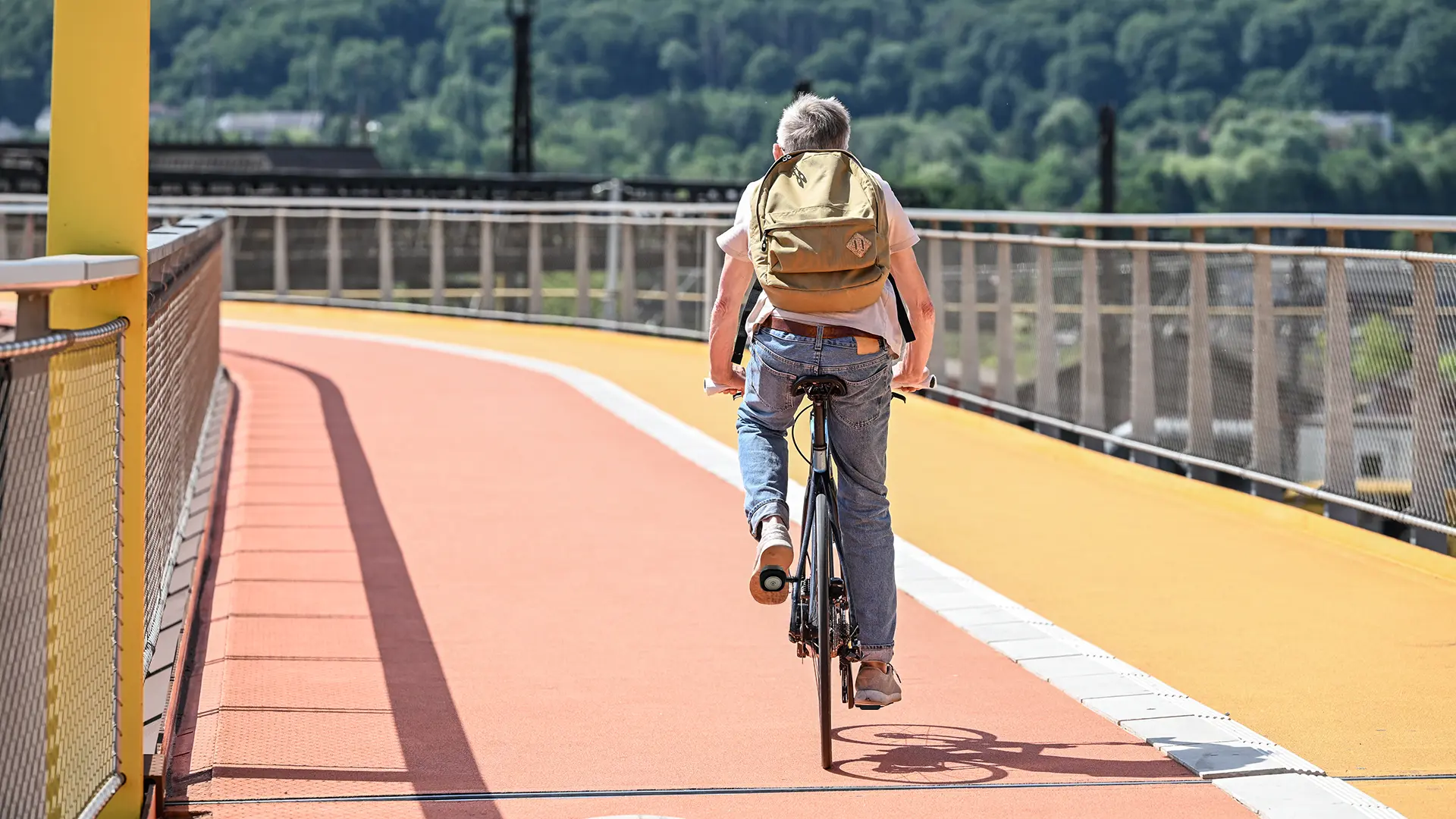 Utilisation de la pédale aimantée Easy lors d’un trajet de loisir Cycliste utilisant la pédale aimantée Easy lors d’un déplacement quotidien
