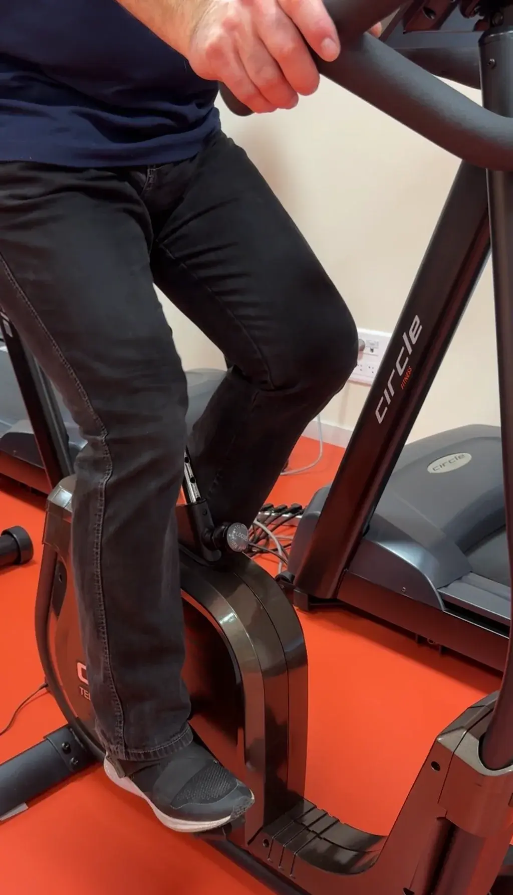 Utilisation de la pédale Easy en salle de rééducation Pédale magnétique Easy utilisée sur vélo d’appartement en salle de rééducation